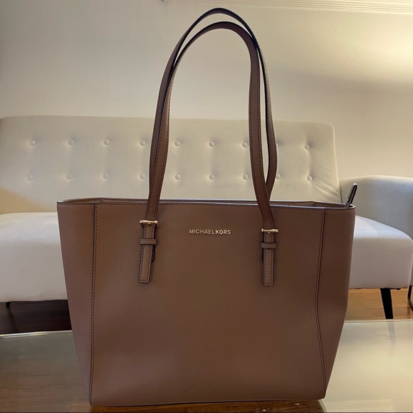 Michael Kors Handbags - Michael Kors Jet Set Medium Travel Tote Bag